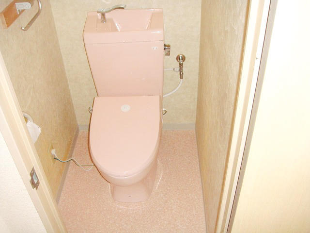 ピンクの便器で明るい節水トイレに
