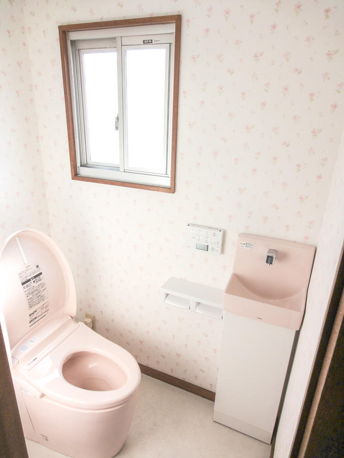ピンクと白で統一し明るく可愛らしいトイレに