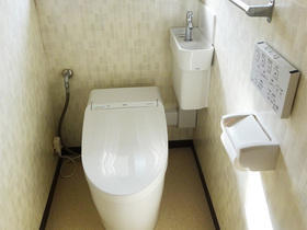 タンクレスでスペースすっきり！手洗い器が付いて便利になったトイレ